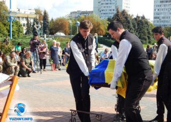 В Южному попрощалися з 49-річним військовослужбовцем Сергієм Карпуніним (фото) | YНовини одещіни