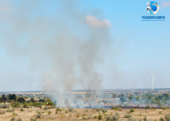 В Южному вкотре сталась пожежа: рятувальники задіяли 2 одиниці спецтехніки | YНовини одещіни