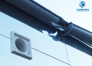 Вандалізм на півмільйона: в Южному пошкодили дзеркальний павільйон туалету (фото) | YНовини одещіни