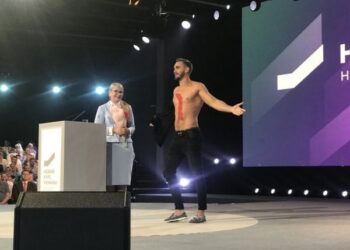 Хлопець роздягнувся на сцені поряд з Тимошенко: Відео