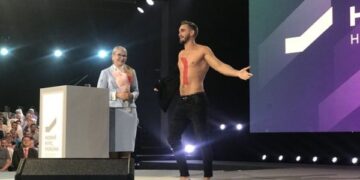 Хлопець роздягнувся на сцені поряд з Тимошенко: Відео