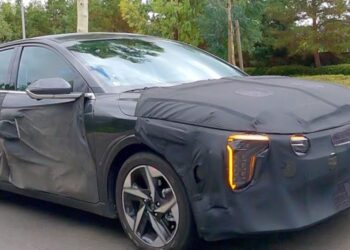 Kia K4 в камуфляжі спіймали на дорогах — Автоновини
