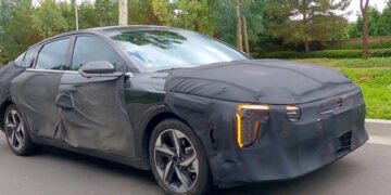Kia K4 в камуфляжі спіймали на дорогах — Автоновини