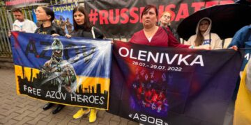 Під посольством РФ у Варшаві провели акцію на підтримку захисників «Азовсталі»
