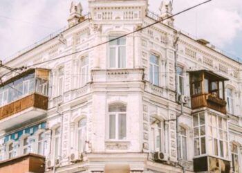 Киевлянам поднимут штрафы за балконы: кому придется заплатить и сколько