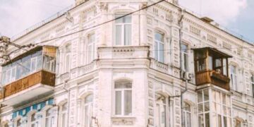 Киевлянам поднимут штрафы за балконы: кому придется заплатить и сколько