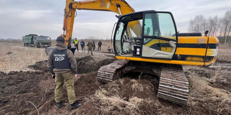 На Чернігівщині учасників злочинної групи судитимуть за незаконний видобуток торфу. ФОТО | Кримінальні новини