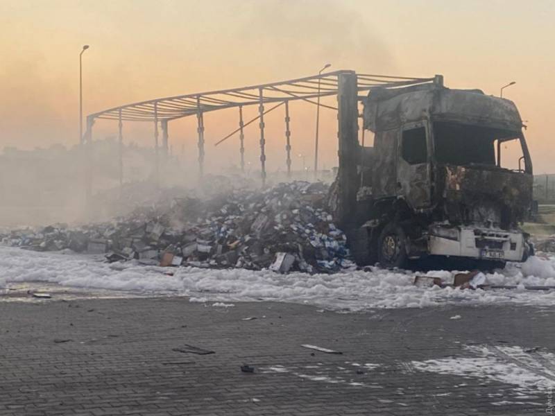 Атака дронів на Одещину: пошкоджено припортову інфраструктуру, двоє людей поранені, шість фур вигоріли вщент