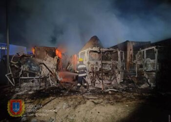 Атака дронів на Одещину: пошкоджено припортову інфраструктуру, двоє людей поранені, шість фур вигоріли вщент