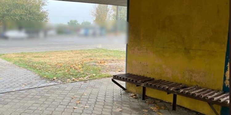 На Дніпропетровщині затримано злодія, який на зупинці побив та пограбував людину | Кримінальні новини