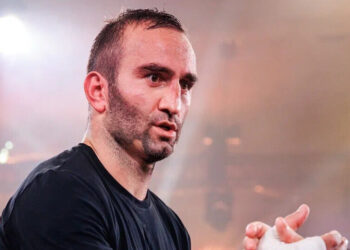 Российский боксёр поменял флаг и сенсационно проиграл. На что он вообще рассчитывал?