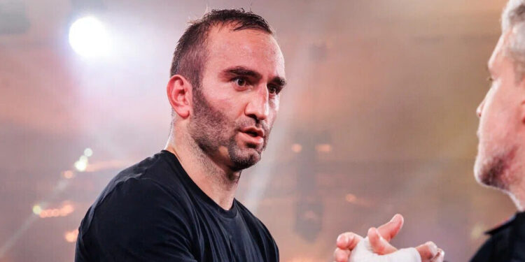 Российский боксёр поменял флаг и сенсационно проиграл. На что он вообще рассчитывал?