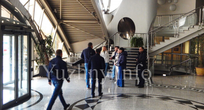 Представники ОПЗ приїхали в Южне забрати з «Олімпу» частину заводського майна | YНовини одещіни