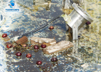 В Южному почали чистити фонтани перед консервацією і виявили купу сміття | YНовини одещіни