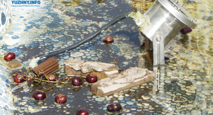 В Южному почали чистити фонтани перед консервацією і виявили купу сміття | YНовини одещіни