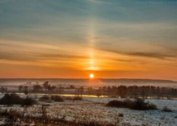 В небе Харьковской области заметили «огненные мечи ангелов» (фото)