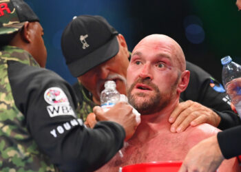 «Фьюри проиграл, комментаторы куплены». Скандальный бой обсуждают во всём мире