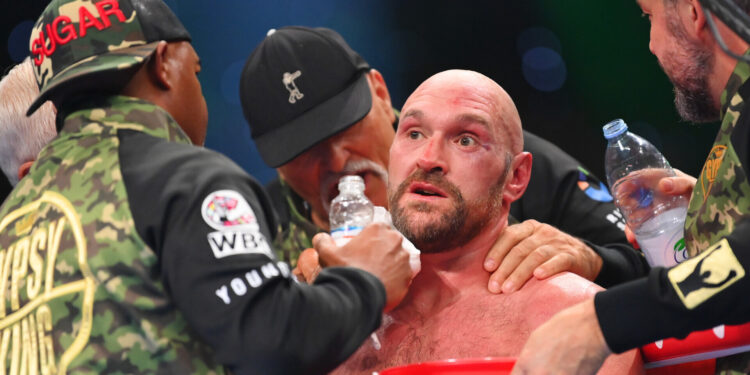 «Фьюри проиграл, комментаторы куплены». Скандальный бой обсуждают во всём мире