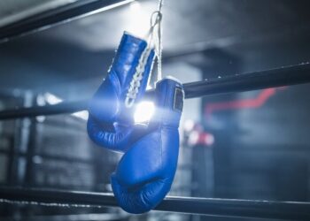 Подвиг, пробирающий до мурашек. Тренер вытащил тонущую девушку из ледяной воды