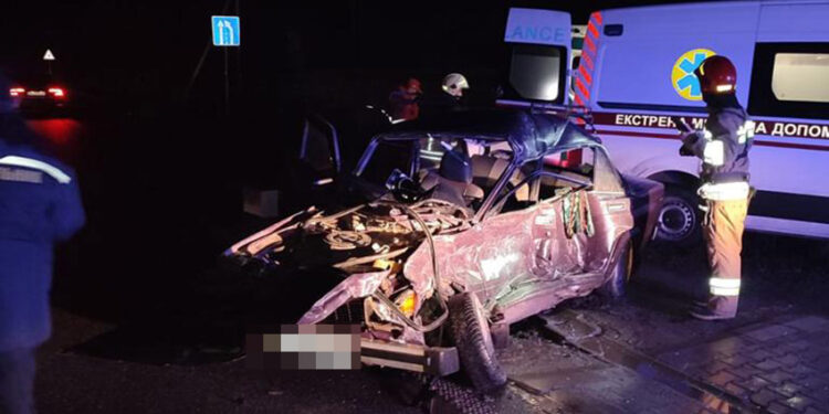 На Хмельниччині водій легковика загинув у ДТП, яку сам і спровокував, також поранено жінку | Кримінальні новини