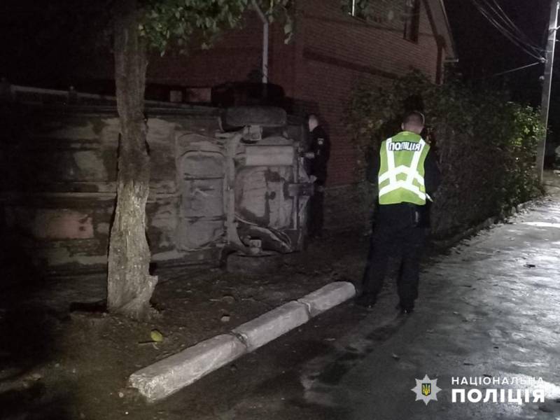 Легковик врізався в будинок і перекинувся: мешканець Одеської області загинув в аварії