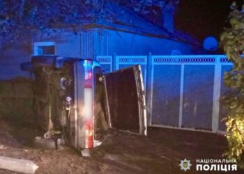 Легковик врізався в будинок і перекинувся: мешканець Одеської області загинув в аварії