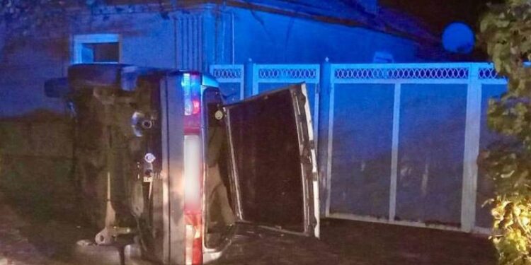 Легковик врізався в будинок і перекинувся: мешканець Одеської області загинув в аварії