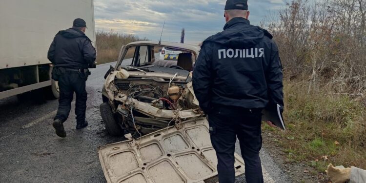 Машина вщент, троє людей у лікарні: ДТП з перекиданням на Одещині (фото) — Одеса