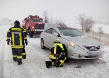 Снігопад в Одеській області: за кілька годин уже майже 50 ДТП, зокрема з автобусами
