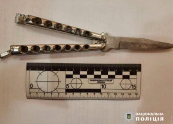 В Одесской области пассажир автобуса приставил нож к горлу соседки