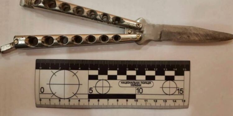 В Одесской области пассажир автобуса приставил нож к горлу соседки