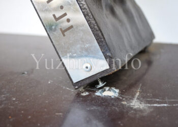 Книжкова шафа в Южному: надломлена деталь, а замість книжок – недопалки та одяг | YНовини одещіни