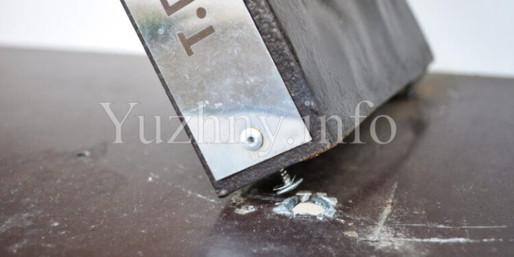 Книжкова шафа в Южному: надломлена деталь, а замість книжок – недопалки та одяг | YНовини одещіни