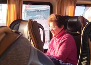 Учительница из Одессы провела урок из заснеженного автобуса (видео)