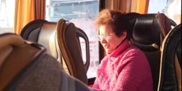 Учительница из Одессы провела урок из заснеженного автобуса (видео)