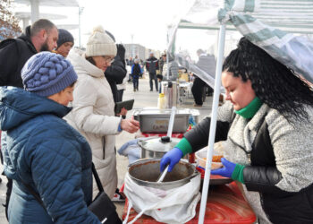 В Южному організували різдвяний ярмарок, аби зібрати кошти на авто для ЗСУ (фото) | YНовини одещіни