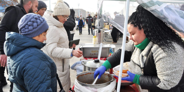 В Южному організували різдвяний ярмарок, аби зібрати кошти на авто для ЗСУ (фото) | YНовини одещіни