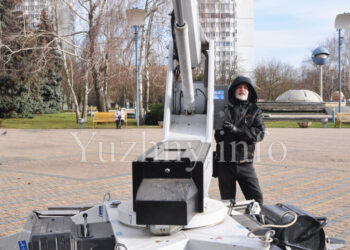 В Южному почали прикрашати ялинку біля ПК та створили фотозону до Дня Святого Миколая (фото) | YНовини одещіни