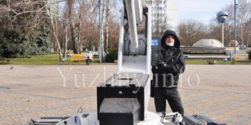 В Южному почали прикрашати ялинку біля ПК та створили фотозону до Дня Святого Миколая (фото) | YНовини одещіни