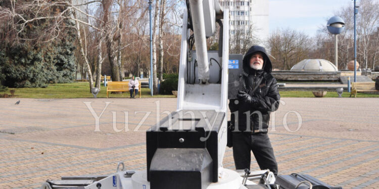 В Южному почали прикрашати ялинку біля ПК та створили фотозону до Дня Святого Миколая (фото) | YНовини одещіни