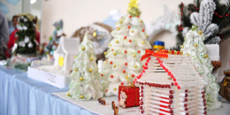 В Южному проходить шкільний етап виставки-акції «Ялинка» (фото) | YНовини одещіни