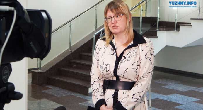 В Южному закуплять новорічні подарунки для закладів освіти та меблі для шкільного укриття | YНовини одещіни