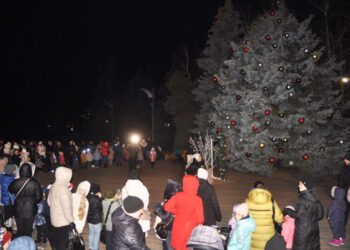 В Южному засвітили вогні на ялинці та організували зустріч зі Святим Миколаєм (фото) | YНовини одещіни