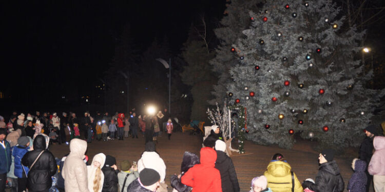 В Южному засвітили вогні на ялинці та організували зустріч зі Святим Миколаєм (фото) | YНовини одещіни