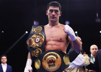 Бивол заставил соперника встать на колено. На избитого англичанина без слез не взглянешь