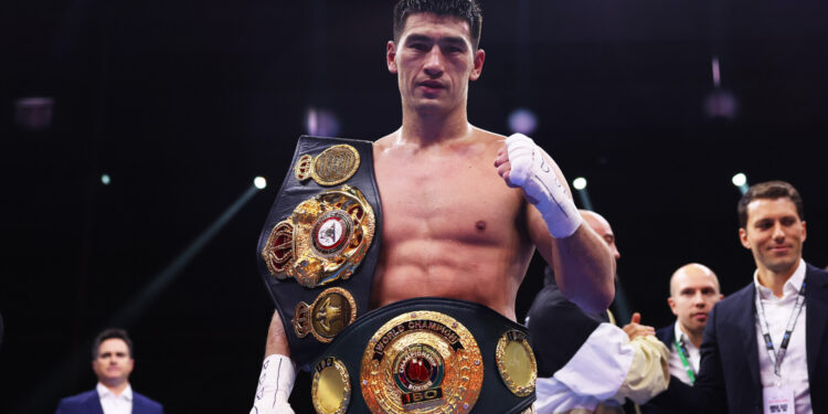 Бивол заставил соперника встать на колено. На избитого англичанина без слез не взглянешь