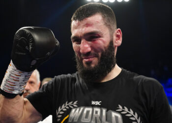 Тищенко — о победе Бетербиева над Смитом: «Бой сложился так, как я предполагал: Артур выиграл его с преимуществом»