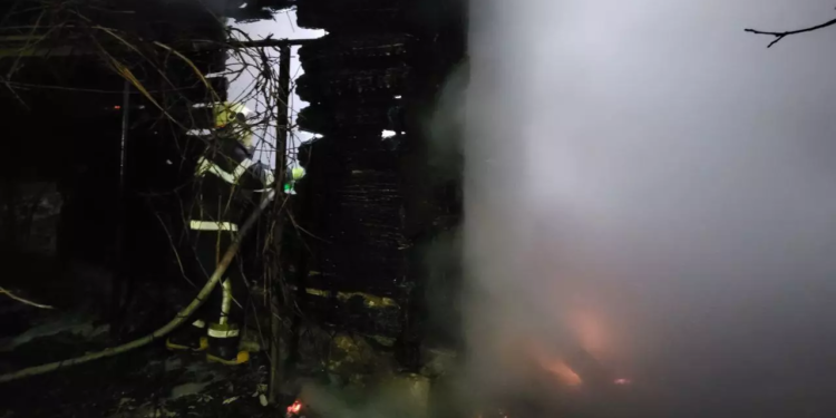 У селі на Житомирщині рятувальники під час ліквідації пожежі натрапили на тіло жінки. ФОТО | Кримінальні новини