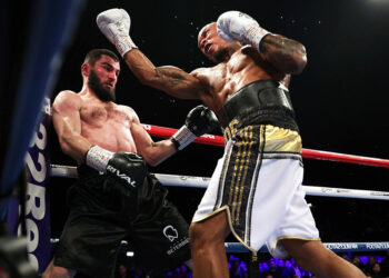 Бетербиев внезапно поплыл в бою с британцем. За Артура стало страшно