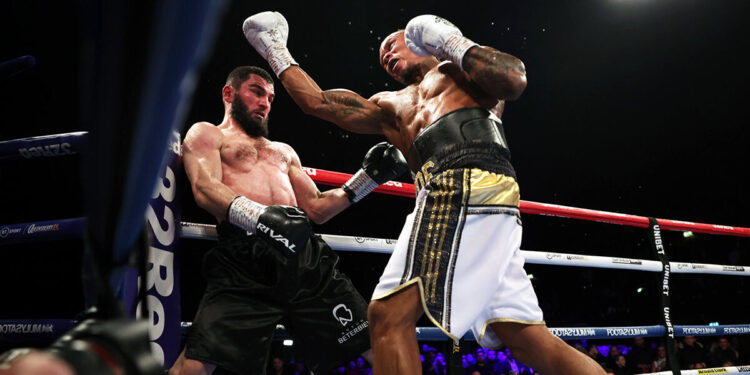 Бетербиев внезапно поплыл в бою с британцем. За Артура стало страшно